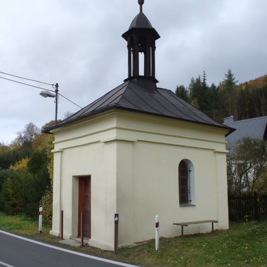 Kaple u hlavní silnice ve středu Široké Nivy