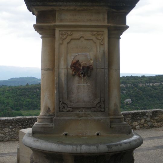 Fontaine Place de la Planette de Venasque