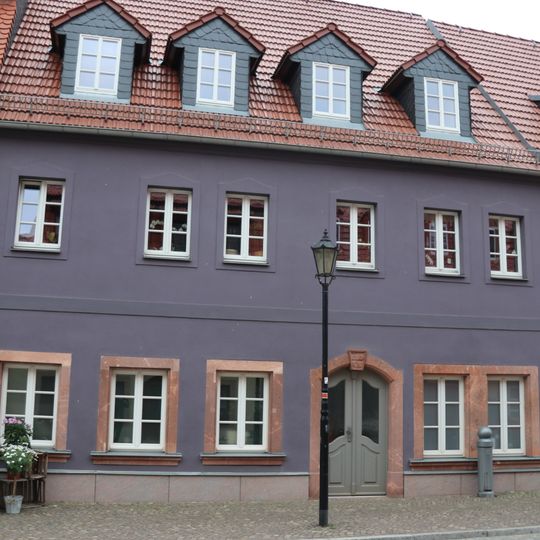 Wohnhaus in geschlossener Bebauung und Hinterhaus Karl-Marx-Straße 15