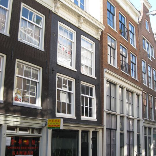 Huis met gevel onder rechte lijst met consoles en dakkapel