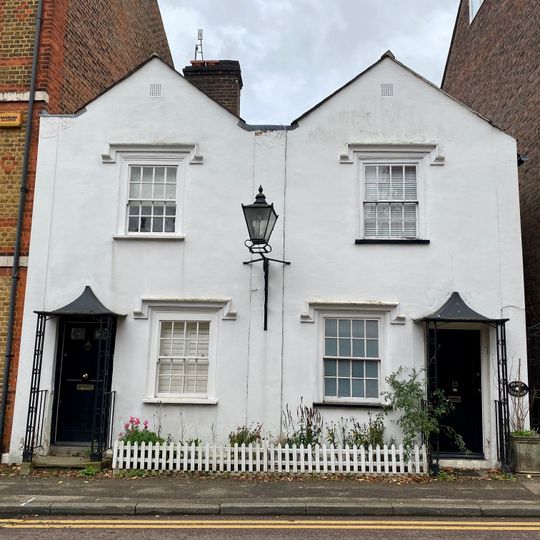 15 And 16, Castle Street