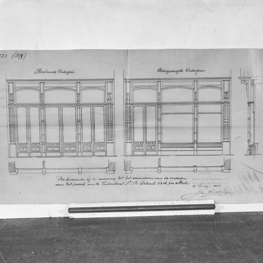 Pand met gepleisterde halsgevel; bovenste helft van de top verdwenen