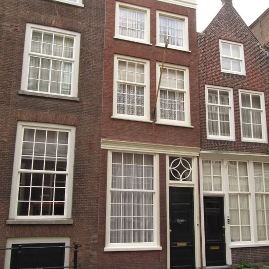 Woonhuis met aan de voorzijde lijstgevel met pui. Voorgevel met hijsbalk