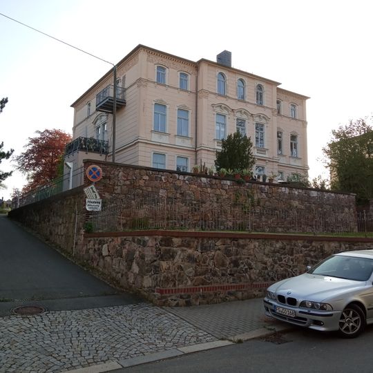 Wohnhaus in offener Bebauung sowie Stützmauer, Terrassierung und Einfriedung Freiberger Straße 14