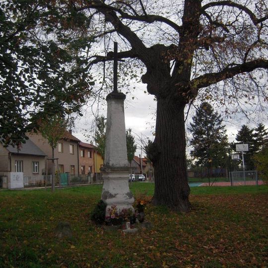 Boží muka v parčíku u Výletní ulice v Brandýse nad Labem