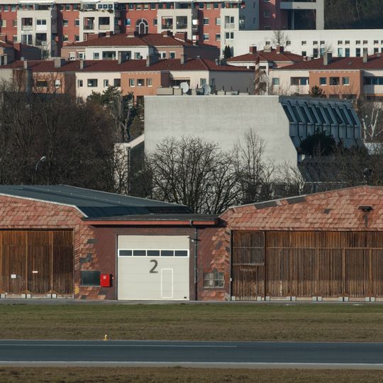 Garage, zwei Hangargebäude