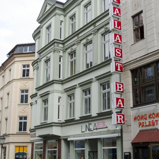 Wohn- und Geschäftshaus, in Ecklage in geschlossener Bebauung Hauptstraße 10; 12