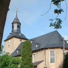 Kirche (mit Ausstattung), Kirchhof mit Einfriedung, zwei Grabmale und Denkmal für die Gefallenen des Ersten Weltkrieges An der Kirche 3