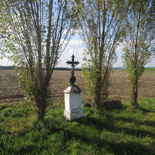 Kříž u Kladrub mezi stromy