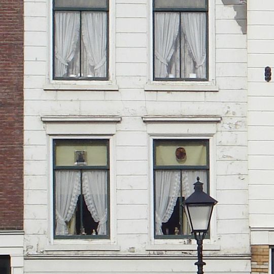 Pand met gepleisterde voorgevel, met hoofdgestellen boven de vensters en consoles onder de kroonlijst