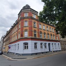 Mietshaus in geschlossener Bebauung und Ecklage Bischofstraße 13