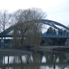 Verkeersbrug over de river de Linge