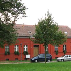 Wohnhaus mit Wirtschaftsgebäuden und Tormauer Dorfstraße 39