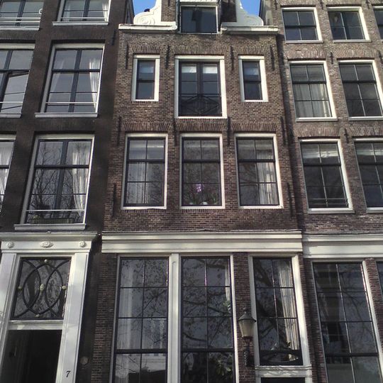 Pand met pilaster-halsgevel