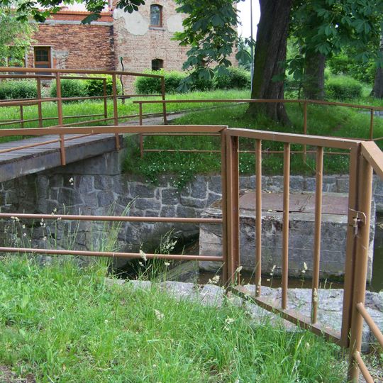 Lávka přes Písnický potok u výpusti z rybníku Obecňáku