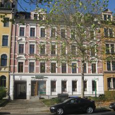 Mietshaus in geschlossener Bebauung mit Vorgarten Straße der Nationen 85