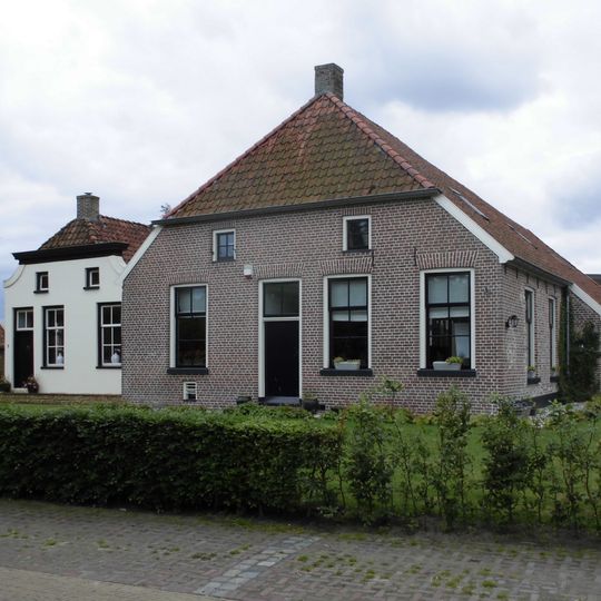 Boerderij onder met pannen gedekt wolfdak