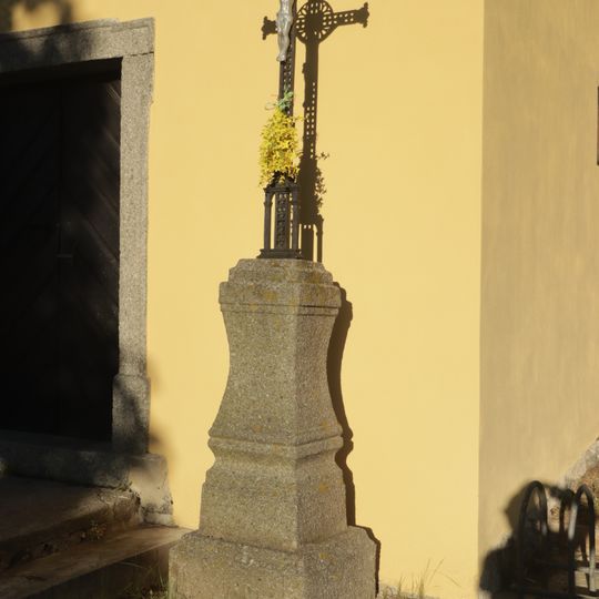 Kříž před kostelem sv. Petra a Pavla v Trnavě