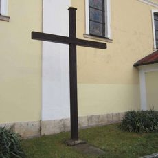 Dřevěný kříž u kostela v Malé Skalici