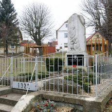 Pomník padlým na návsi v Hrobčicích