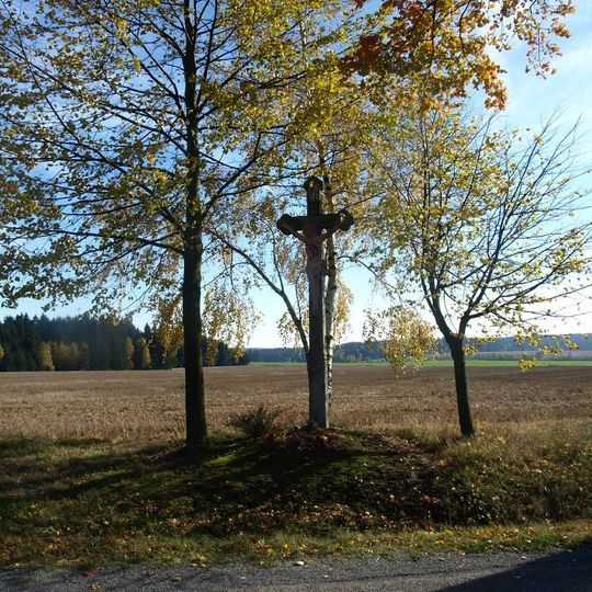 Kříž u silnice severovýchodně od Újezdu