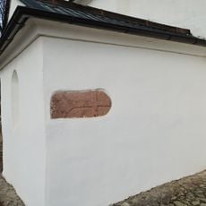 Křížový kámen ve zdi kostela v Lelekovicích