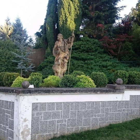 Socha v Ouběnicích pod kostelem