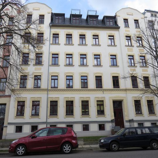 Mietshaus in geschlossener Bebauung mit Vorgarten Orthstraße 14