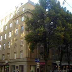 Īres nams ar veikaliem