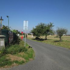 Kříž na okraji Modletic u zemědělského areálu