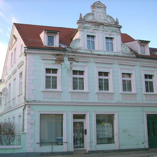 Wohnhaus, nach rechts in geschlossener Bebauung, mit Laden Friedrichsstraße 45