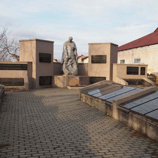 Monument la mormântul comun al cca 900 ostași căzuți în 1944