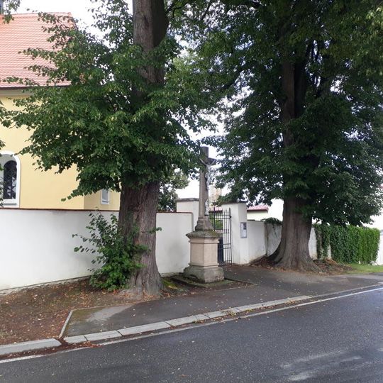 Kříž u kostela v Hlavatcích