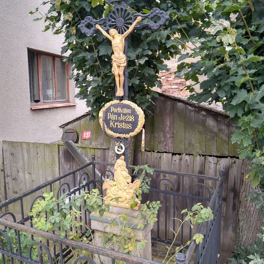 Kříž na východní straně návsi