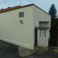 Pamětní deska Karla Zdrubeckého na garáži domu Říčanova 469/38 na Břevnově