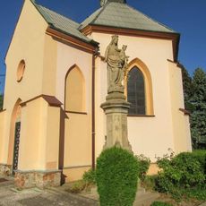 Socha Panny Marie v Žerotíně před kaplí