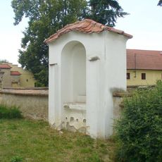 Kaplička v ohradní zdi kostela ve Vrbně u Mělníka