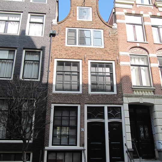 Huis met gevel onder klokvormige top met rollagen