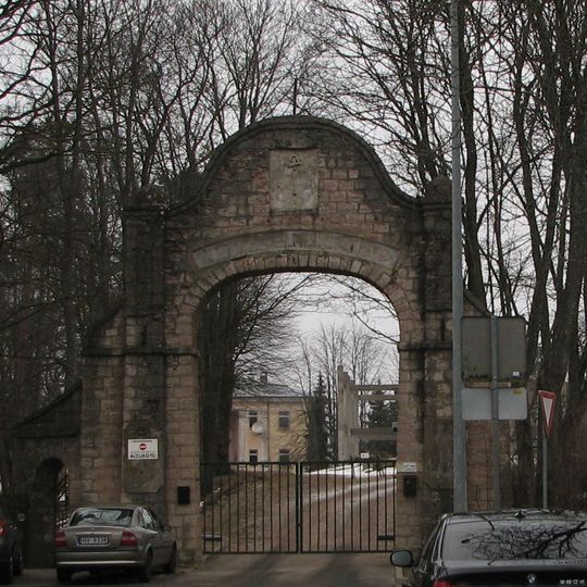 Vārti un mūra sēta