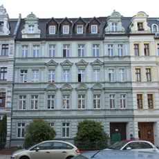 Mietshaus in geschlossener Bebauung mit Vorgarten Augustastraße 21