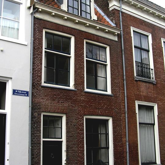 Eenvoudig smal huis met rechte kroonlijst