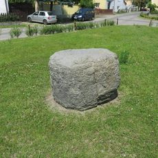 Kámen-pranýř u kaple svatých Apoštolů v Polepech