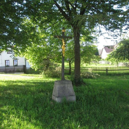 Kříž v Benešově na rozcestí