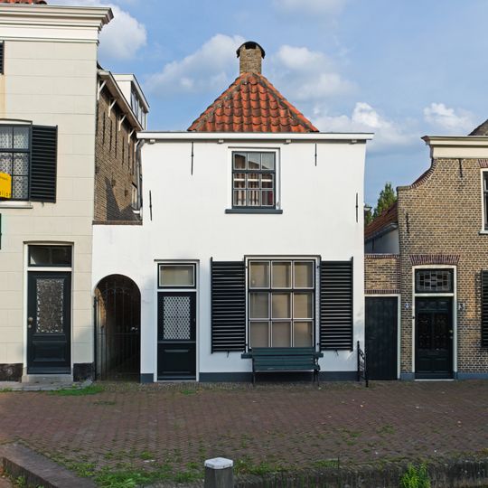 Pandje met schilddak, waarop topschoorsteen