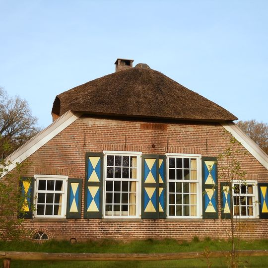 Eenvoudig begin 20e-eeuws boerderij-complex bestaande uit boerderij, bakhuis en schuur, gelegen op en behorend tot landgoed 't Reelaer