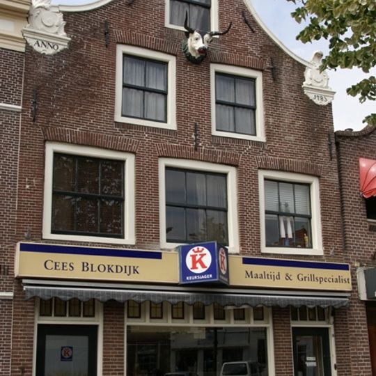 Pand met gevel van twee verdiepingen en door gedrukte ingezwenkte top beëindigd