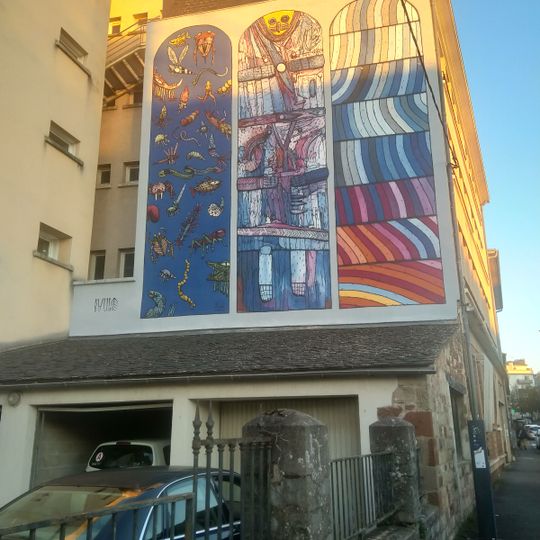 En 2021 l'oeuvre des artistes Marie-Claude Cavagnac et Sonia Privat a été remplacé par une oeuvre de Bault