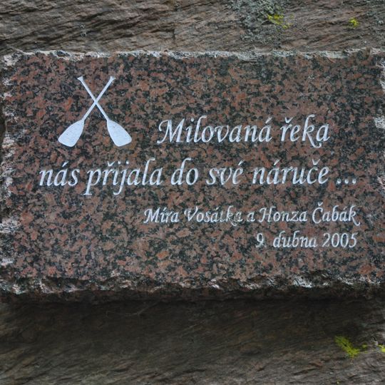 Pamětní deska obětem vodáctví na Divoké Orlici