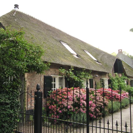 Boerderij: woonhuis, opkamer, stal