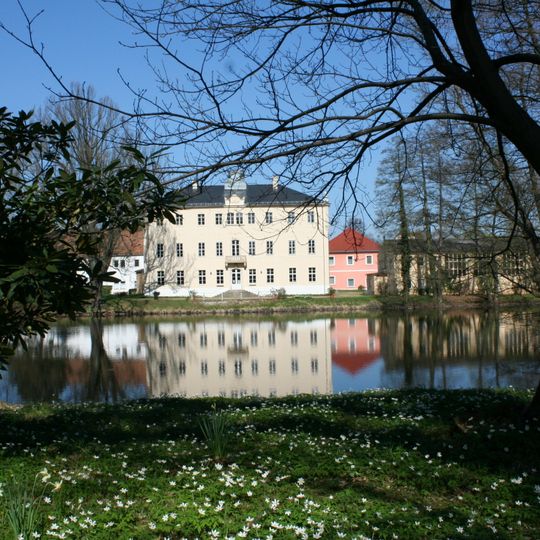 Sachgesamtheit Schloss und Rittergut Lauterbach, mit folgenden Einzeldenkmalen: Schloss , vier Wohngebäude , zwei aneinandergebaute Wirtschaftsgebäu